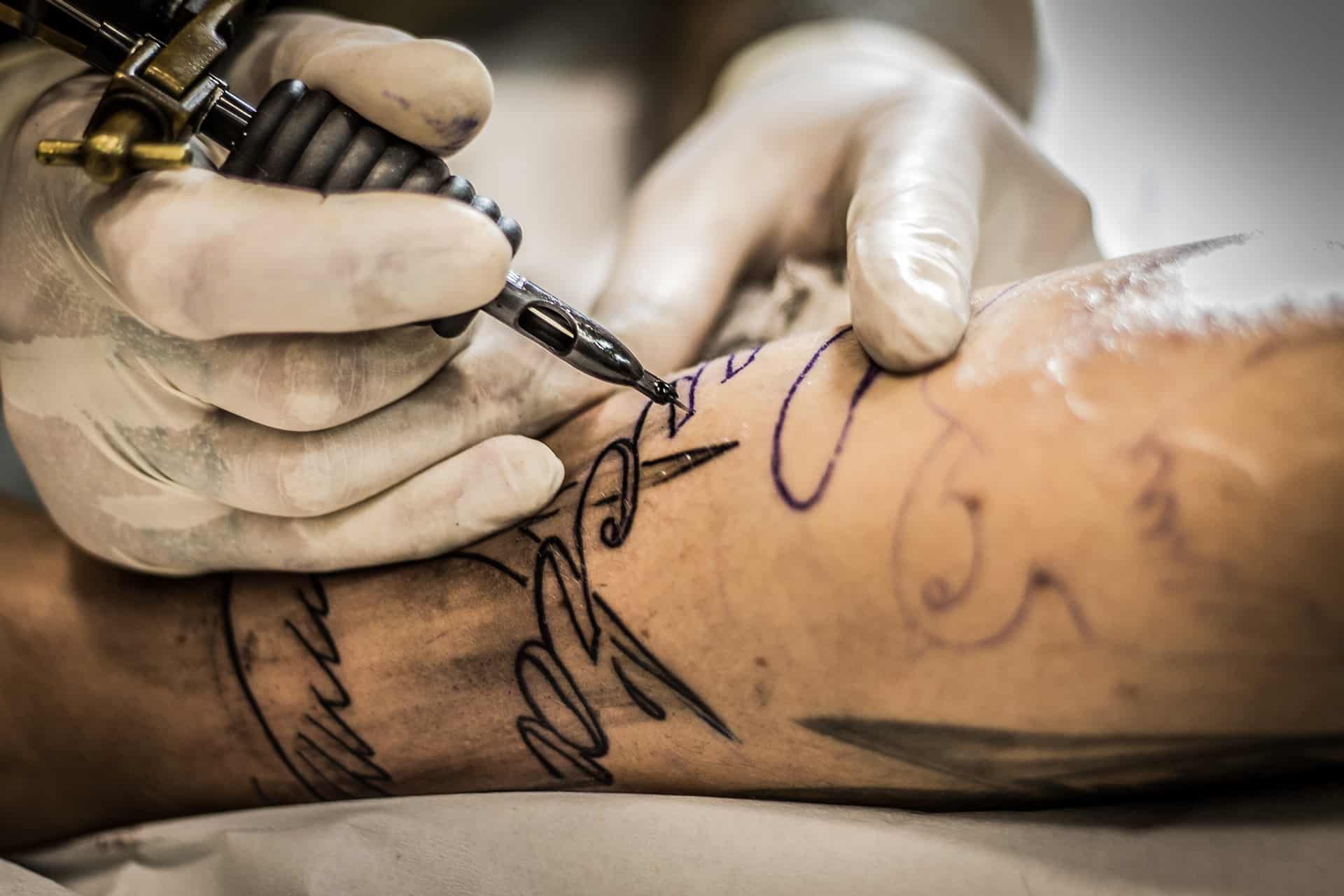 Запознаване с алергии към татуировки, често причинени от мастилото