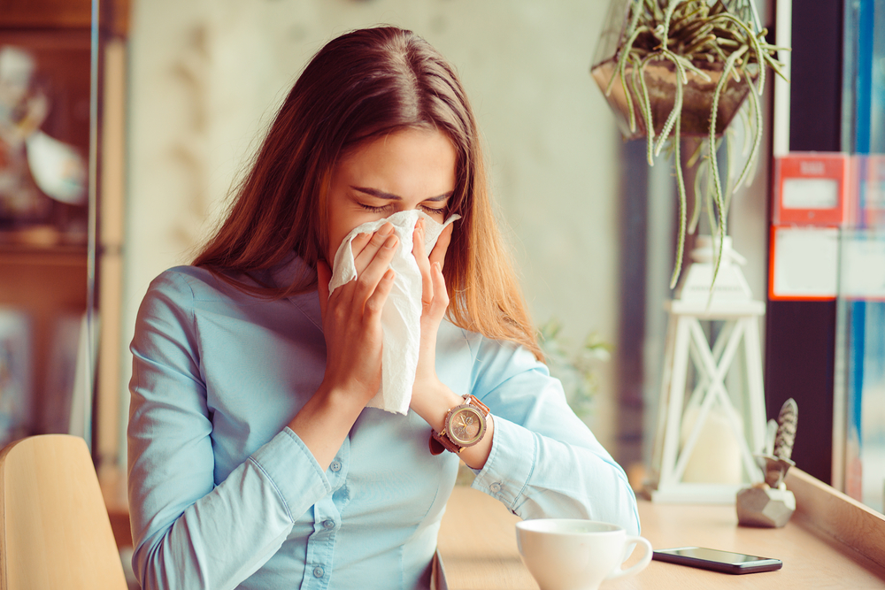 Qual è la differenza tra un raffreddore dovuto ad allergie e un raffreddore dovuto all'influenza?