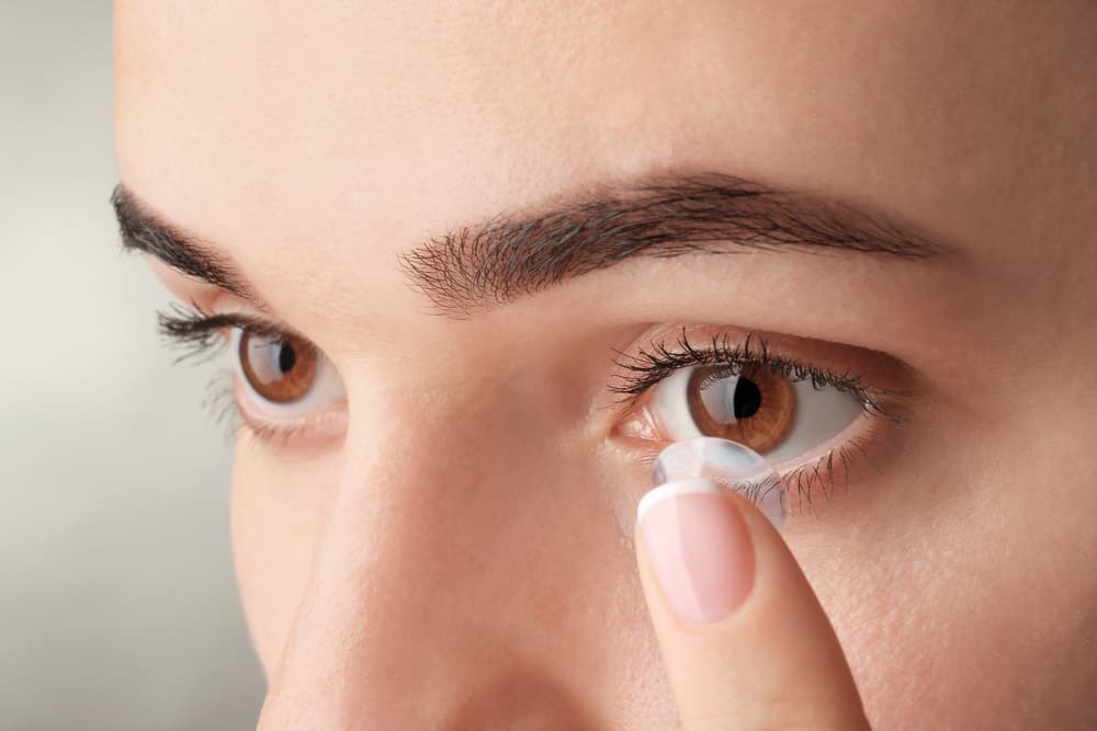 4 важни правила за носене на контактни лещи по време на горещо време, за да поддържате очите си здрави