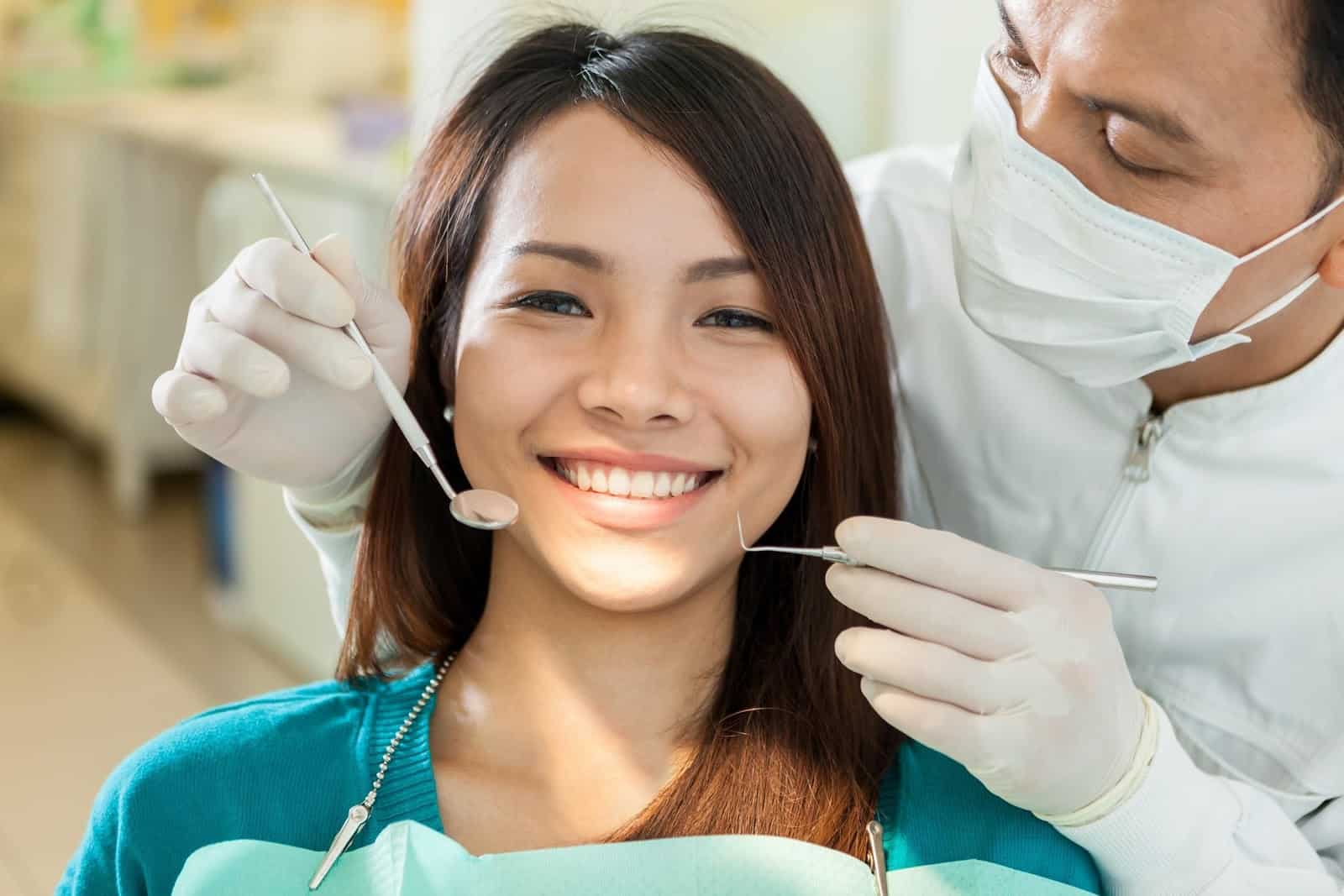 هل يمكن أن يؤدي التحجيم إلى جعل الأسنان حساسة؟