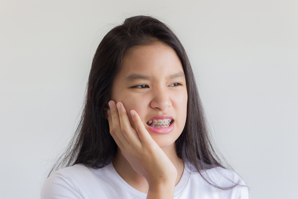 6 เคล็ดลับในการบรรเทาอาการปวดฟันหลังจัดฟันแน่น