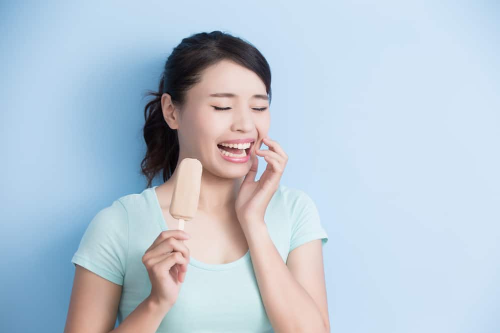 จริงหรือไม่ที่การมีฟันที่บอบบางและเจ็บปวดหมายความว่าคุณไม่สามารถกินของหวานได้เลย?