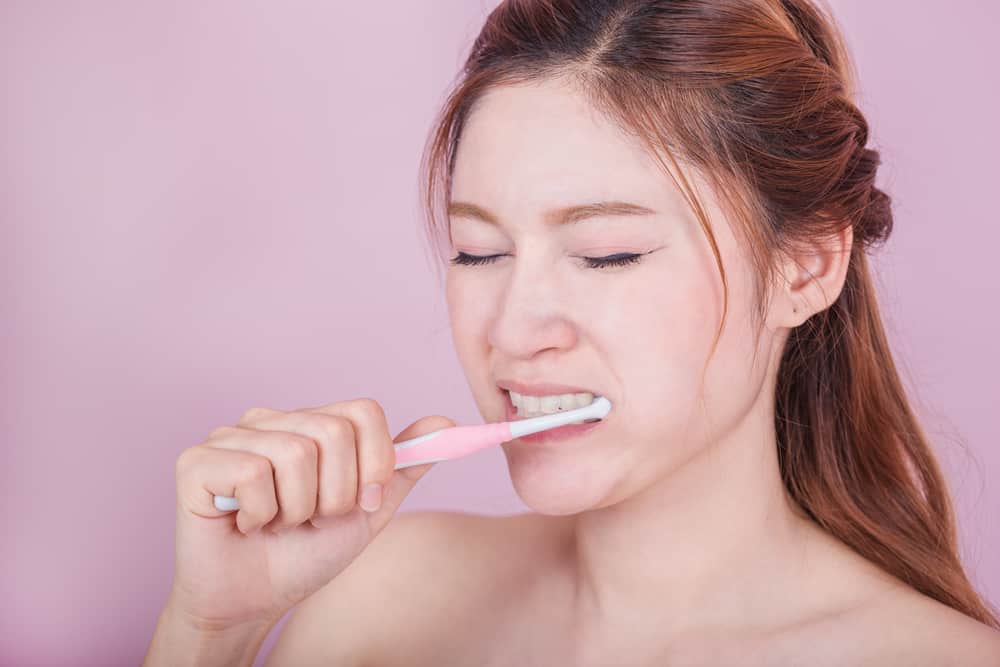 Agar mulut tidak berbau, haruskah anda menggosok gigi lebih kerap semasa berpuasa?
