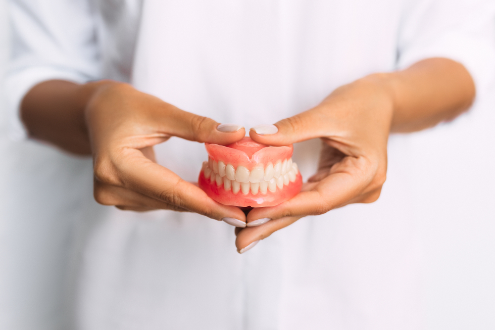 نصائح للعناية بطقم الأسنان القابل للإزالة والدائم