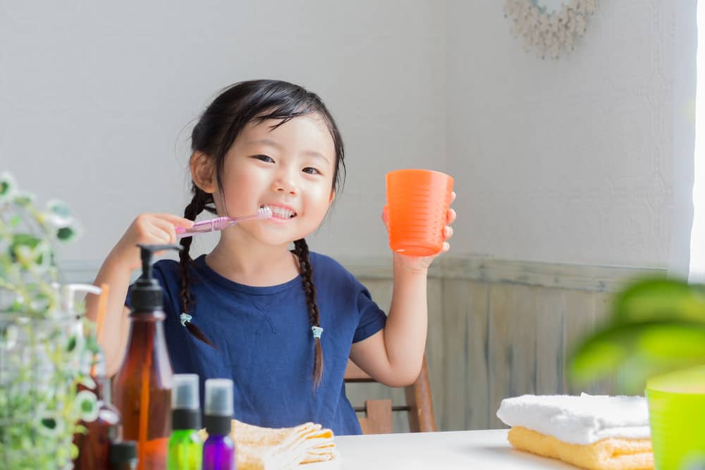 قواعد استخدام غسول الفم للأطفال ، بدءًا من الفوائد حتى العمر المناسب