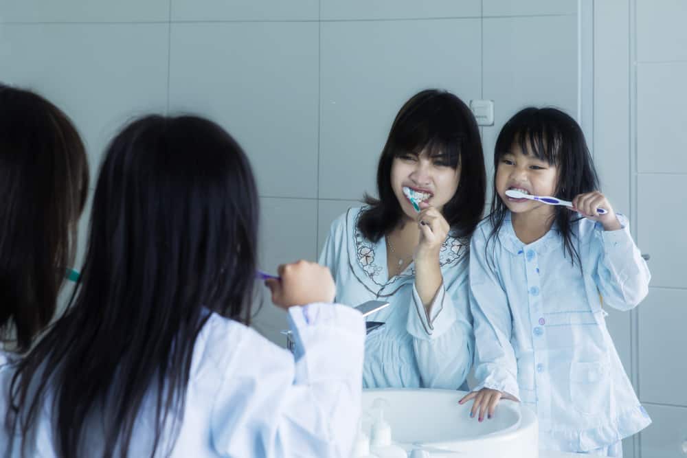 5 Petua Mengajar Anak-anak untuk Menjaga Kesihatan Pergigian dan Mulut