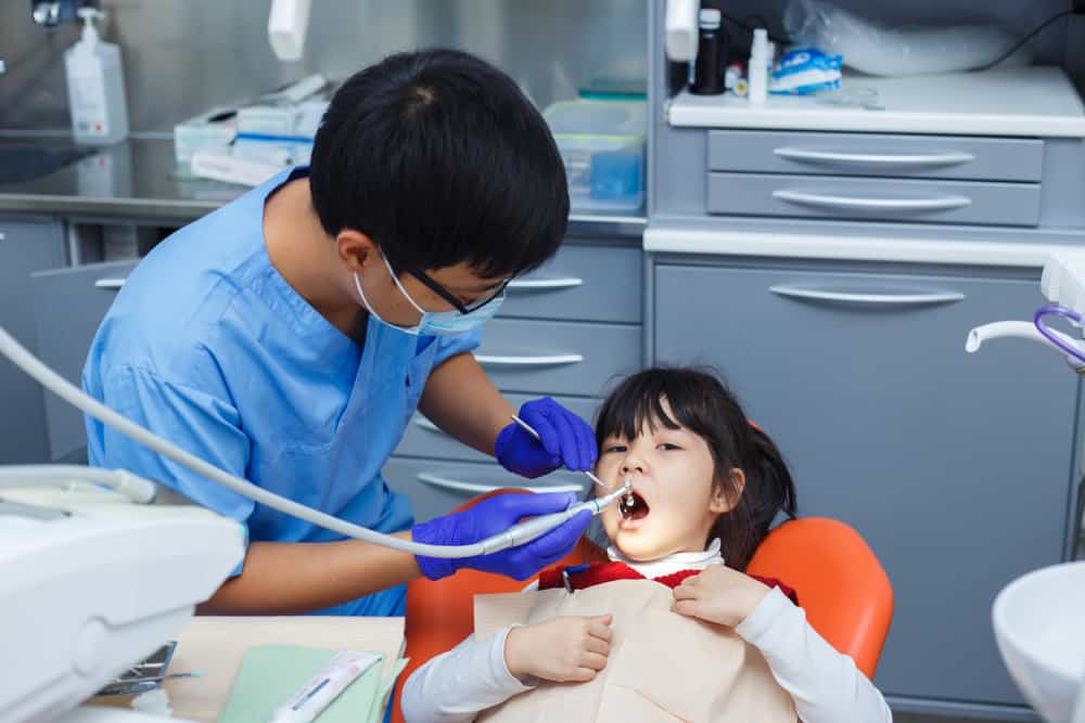 3 Keadaan Yang Membuat Gigi Susu Harus Diekstraksi di Doktor Gigi