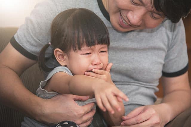 4 عواقب إذا لم يُسمح للأطفال بالبكاء وهم طفل