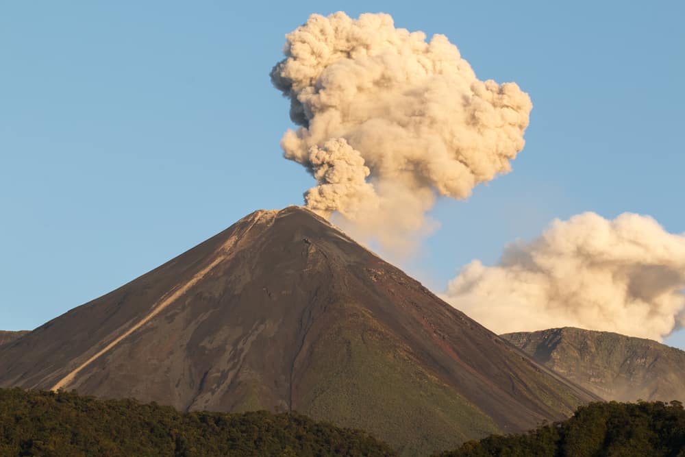 دليل الأمان عند حدوث انفجار بركاني