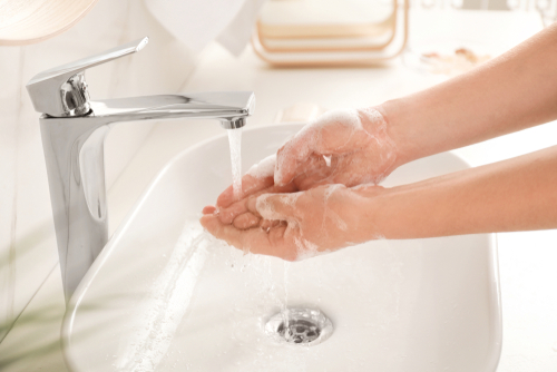 ทำไมคุณควรล้างมือหลังจากออกจากห้องน้ำ?