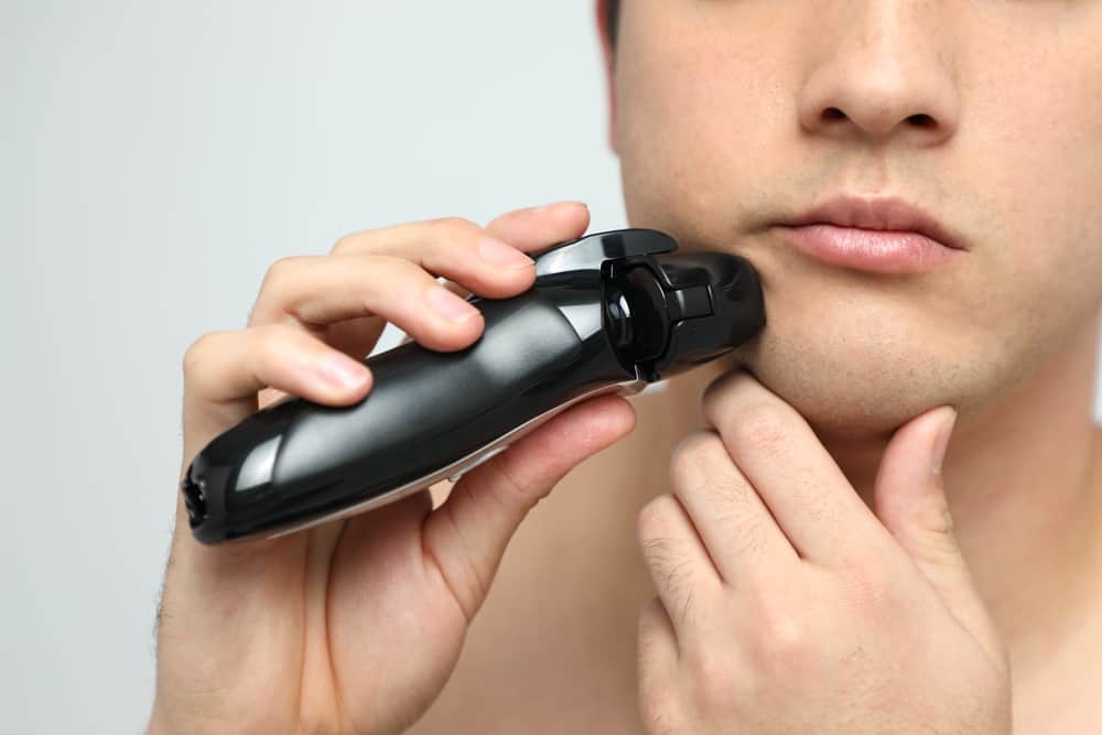 男性はどのくらいの頻度でひげや口ひげを剃る必要がありますか？