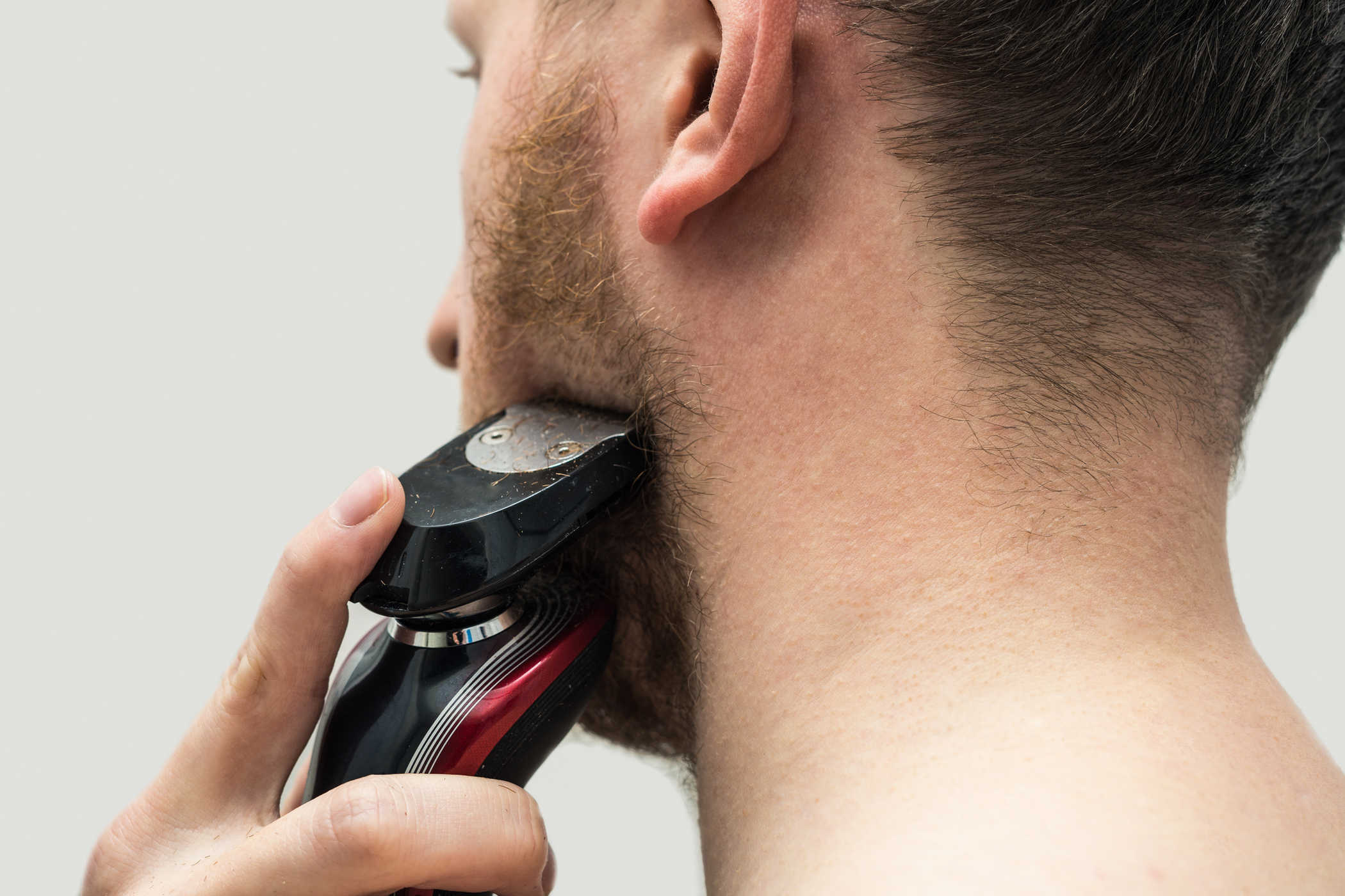 4 причини брадата ви да расте неравномерно (и как да я преодолеете)