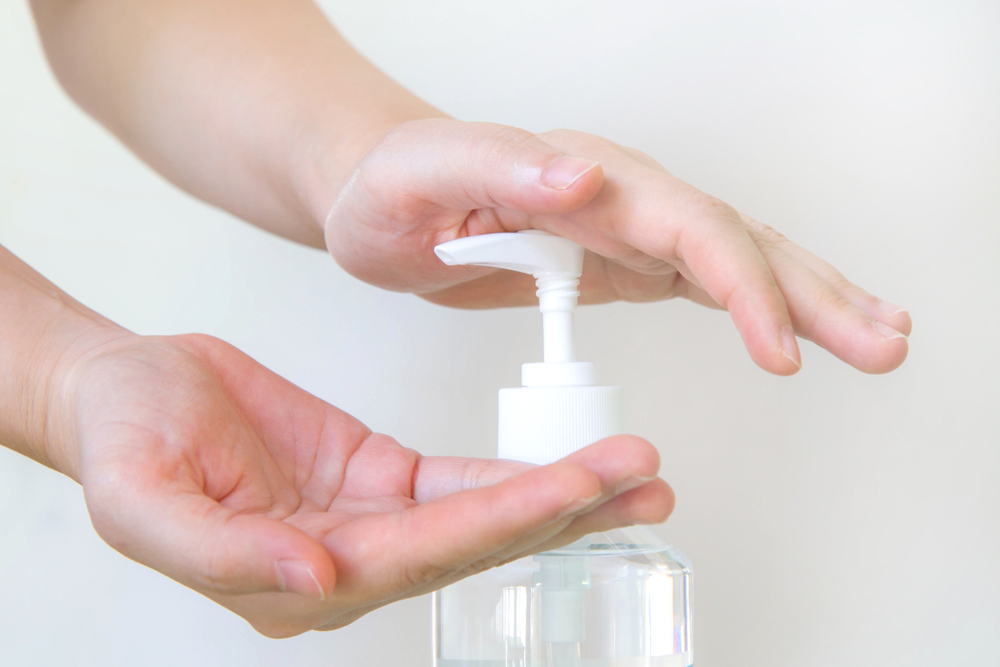 غسل اليدين بالماء أو الصابون أو معقم اليدين: أيهما أكثر فعالية في قتل البكتيريا؟