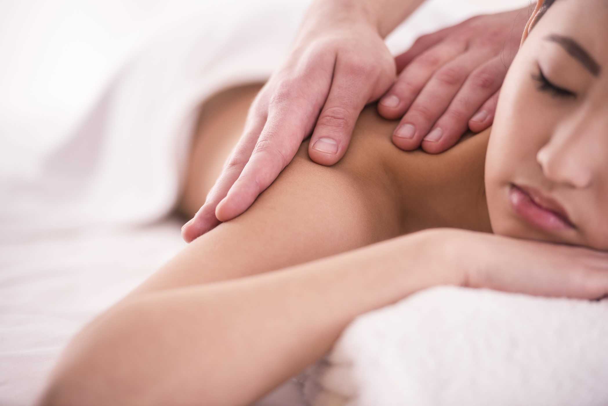 Оригване при масаж, какво причинява това?