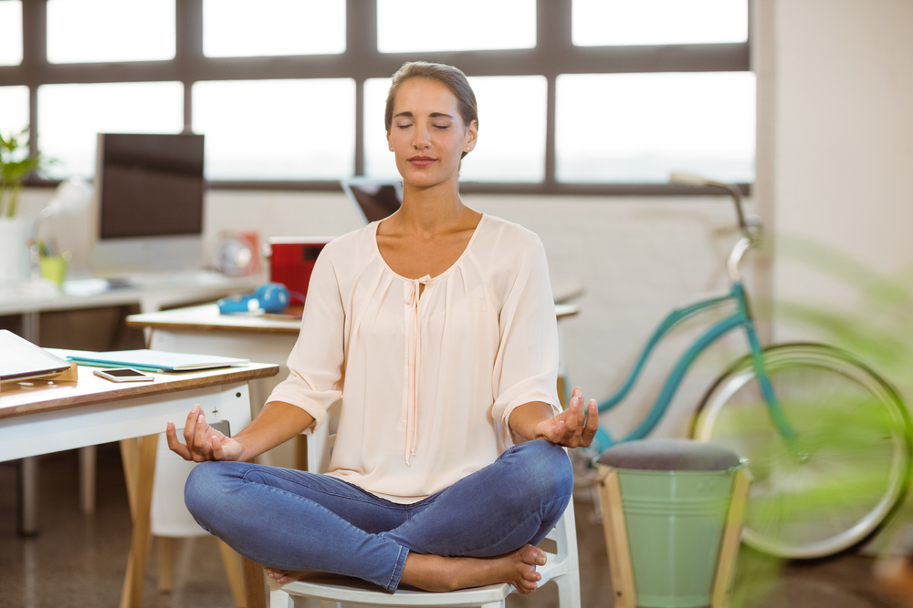 7 Positif yoga yang boleh anda lakukan semasa duduk di kerusi