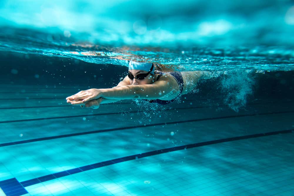 รูปแบบการว่ายน้ำใดมีประสิทธิภาพมากที่สุดสำหรับการลดน้ำหนัก?