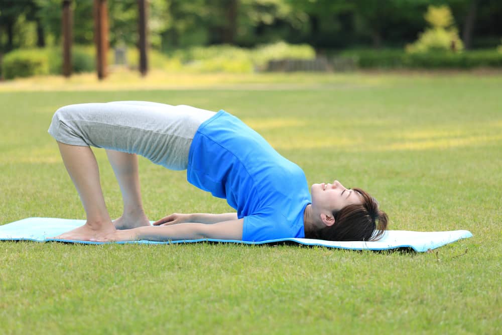 Benefici di fare regolarmente Yoga Bridge Pose su fisico e mentale