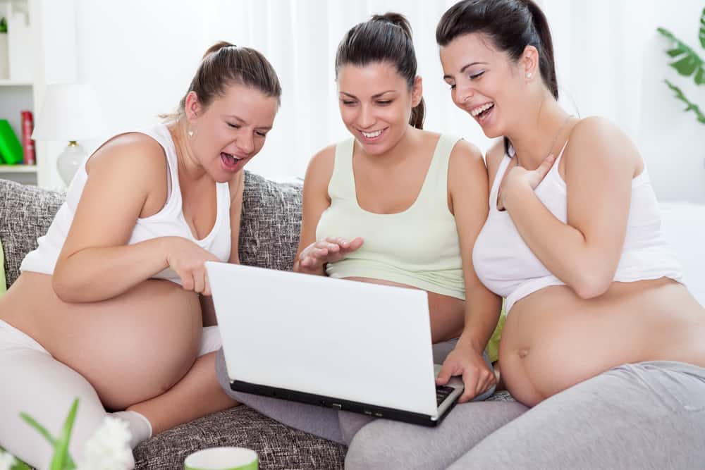 Какво се случва с бебетата, когато бременните жени се смеят?