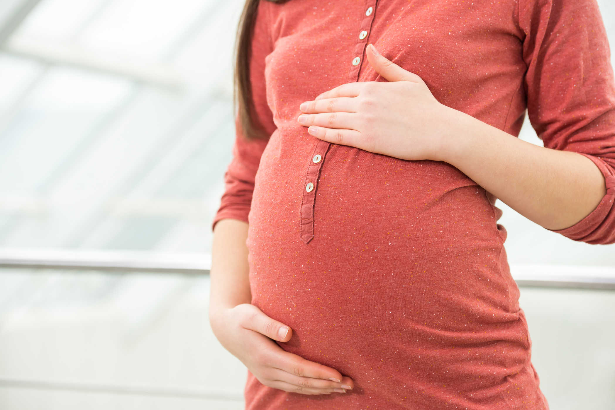 Apa Bahaya Berdiri Terlalu Lama Semasa Kehamilan? Baca Juga Cara Mengatasinya