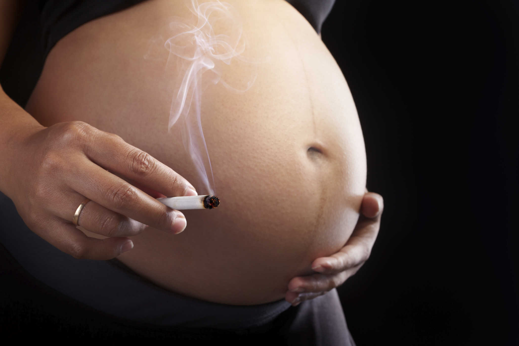 妊娠中に母親が煙を吸い込んだ場合に発生する9つの危険