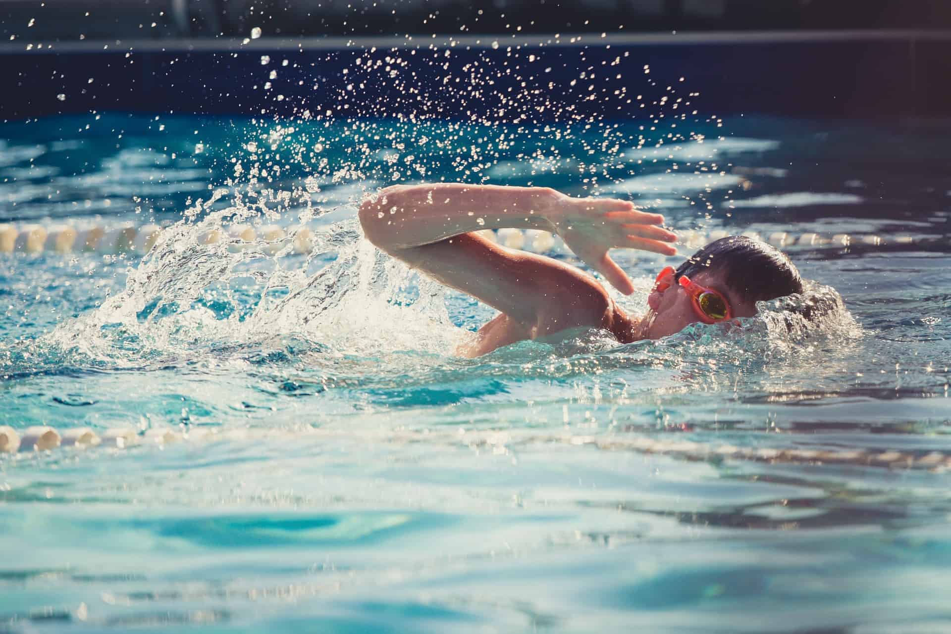التغلب على تهيج الجلد والوقاية منه بسبب الكلور بعد السباحة