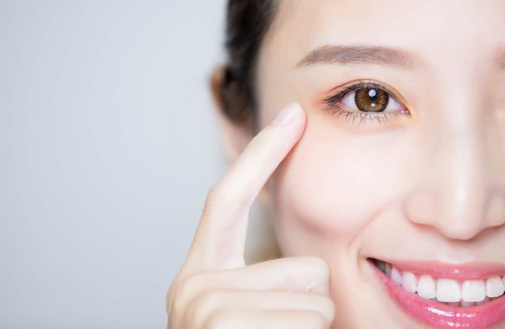 7 начина да се грижите за кожата около очите, за да избегнете преждевременно стареене