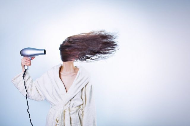 7 أخطاء غالبًا ما ترتكبها عند استخدام مجفف الشعر