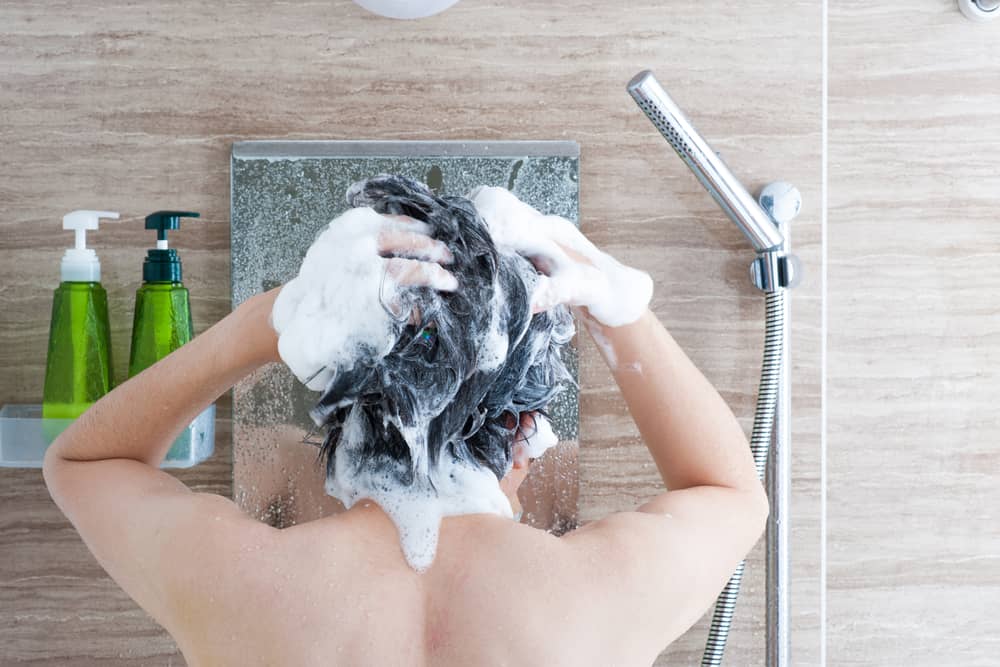 صداع مفاجئ بعد غسل الشعر بالشامبو ، ما أسبابه؟