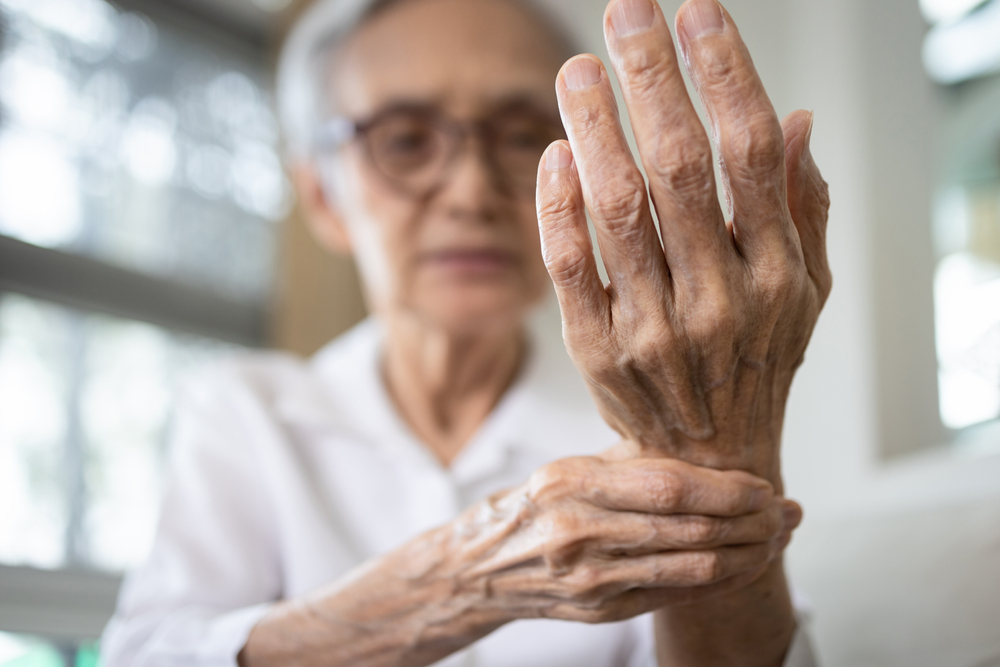 Riconoscere i sintomi dei reumatismi negli anziani e il modo giusto per superarli