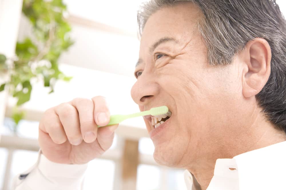 6 passaggi di routine per prendersi cura della salute orale e dentale degli anziani