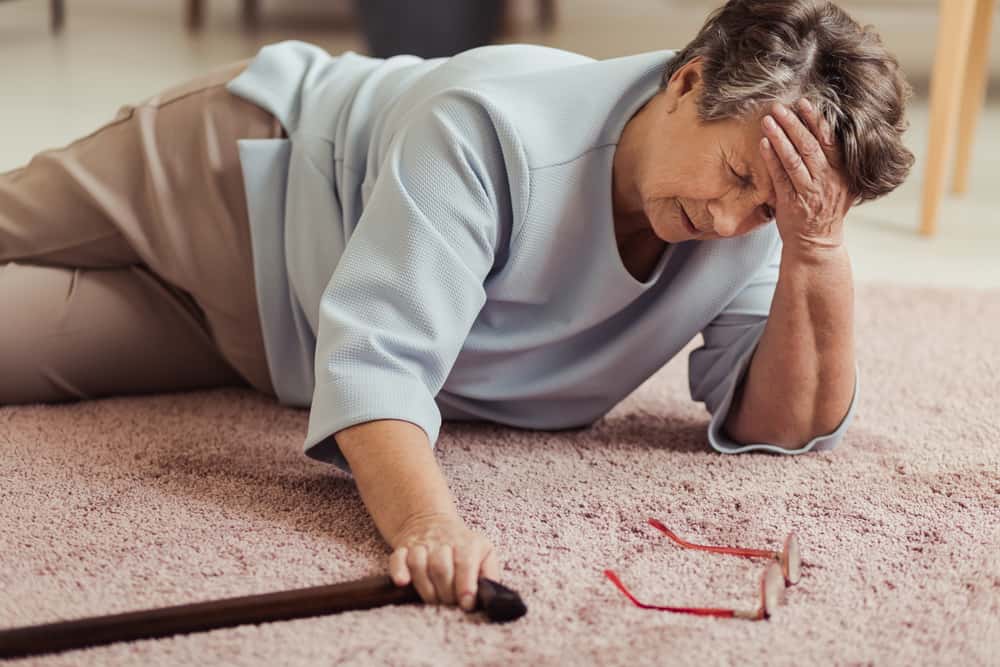 Preoccupato per la caduta degli anziani? Scopri le cause e come prevenirlo