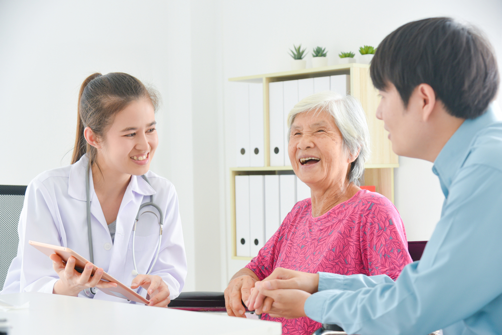 Conosci esperti geriatrici, medici specializzati che gestiscono problemi di salute per gli anziani