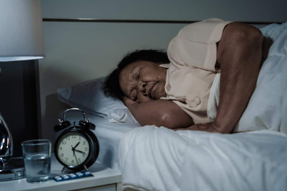 من الناحية المثالية ينام كبار السن كم ساعة في اليوم؟ ها هو الجواب!