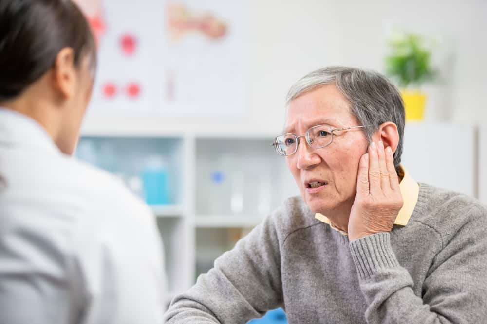 أسباب ضعف السمع عند كبار السن و 4 خطوات وقائية