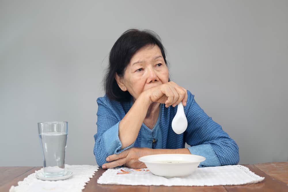أسباب مختلفة لصعوبة الأكل عند كبار السن والأخطار المحتملة