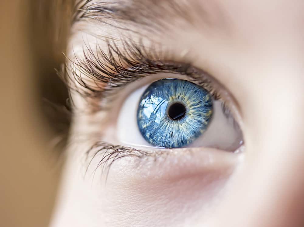 7 الأسباب الأكثر شيوعًا هي أن بياض العين تبدو زرقاء