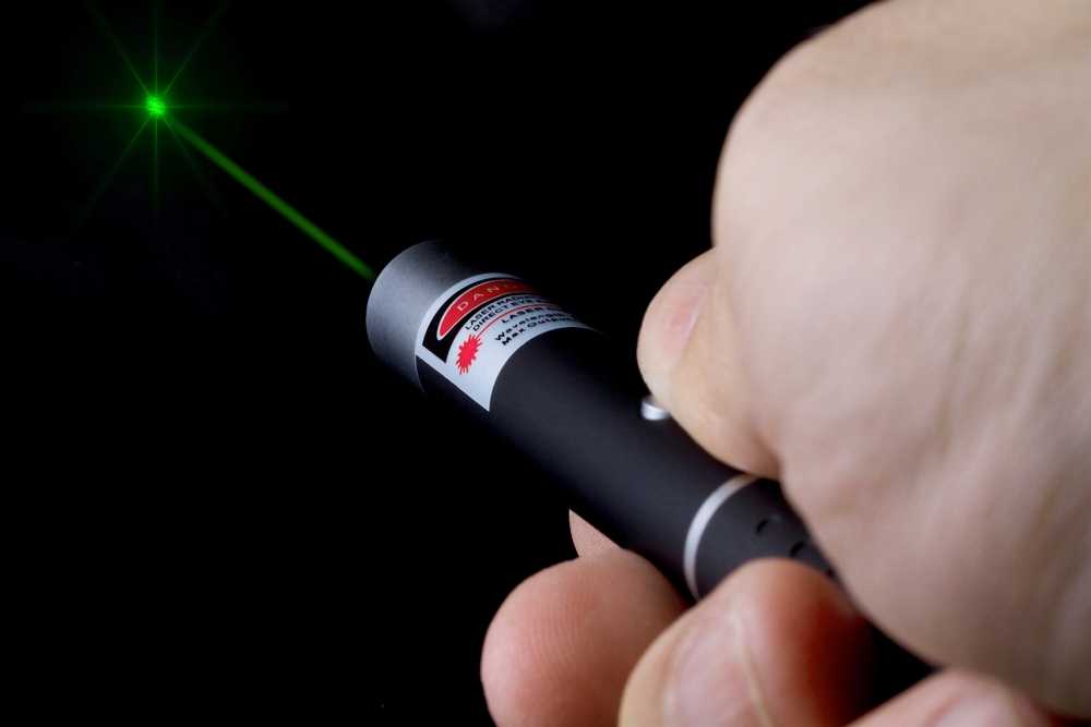 Adakah benar bahawa Mainan Cahaya Laser Boleh Membuat Mata Buta?