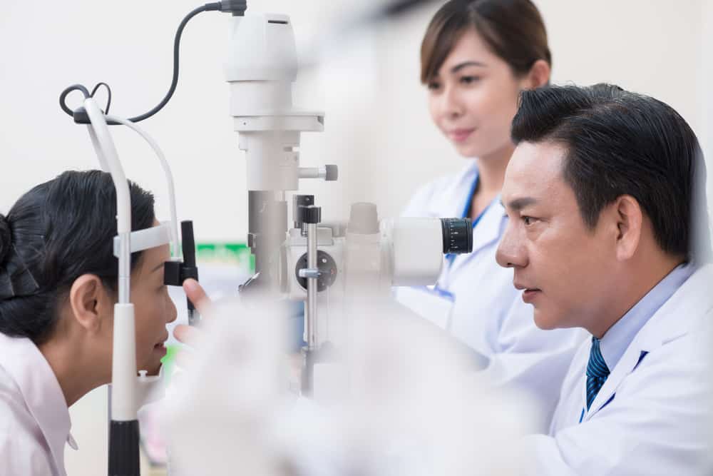 Какво причинява глаукома, очно заболяване, което може да причини слепота?
