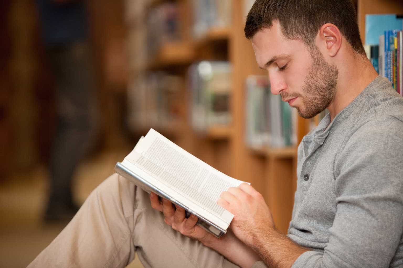 Le persone a cui piace leggere libri vivono una vita più felice