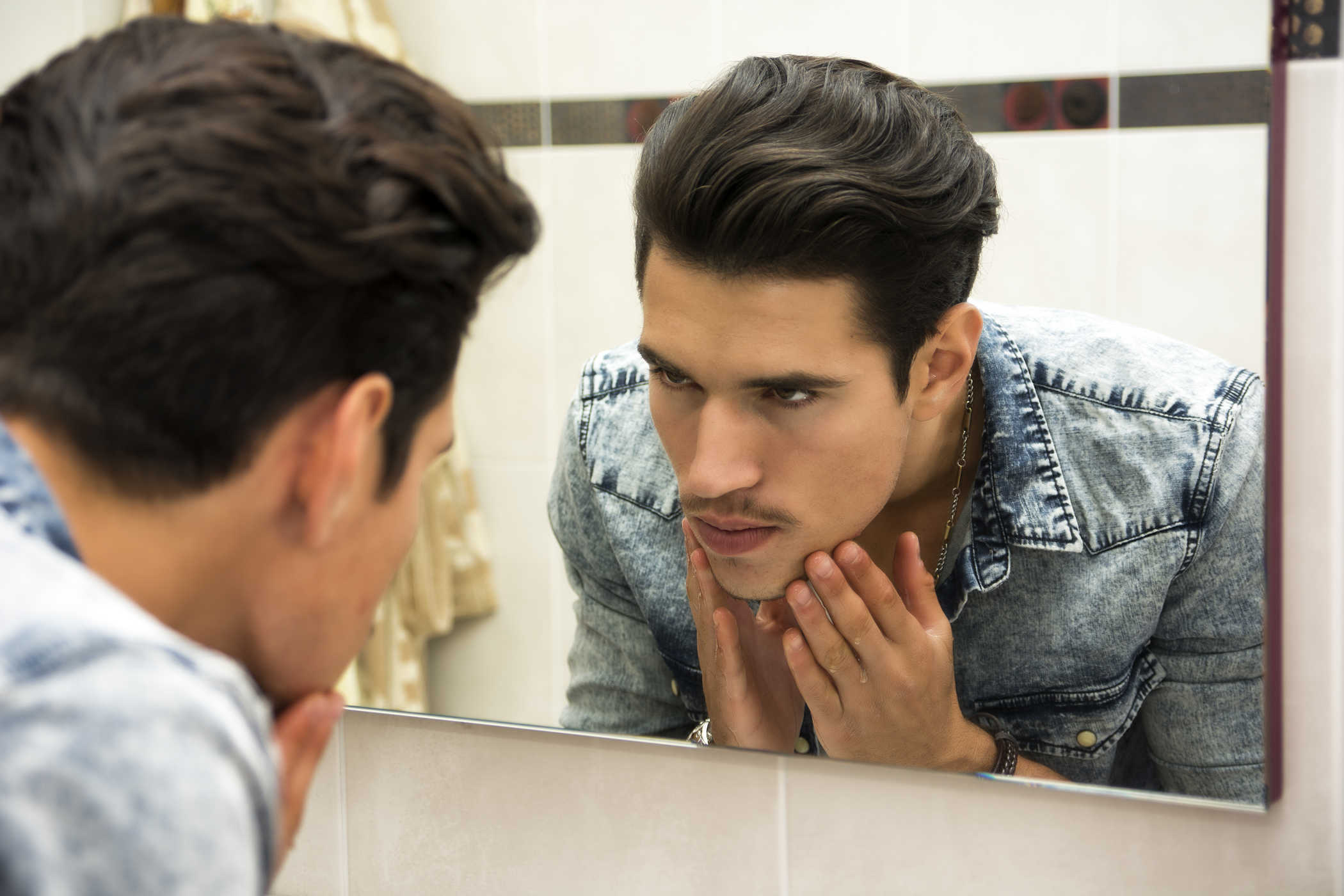 За да бъдете по -спретнати и привлекателни, следвайте тези 10 съвета за козметика за мъже