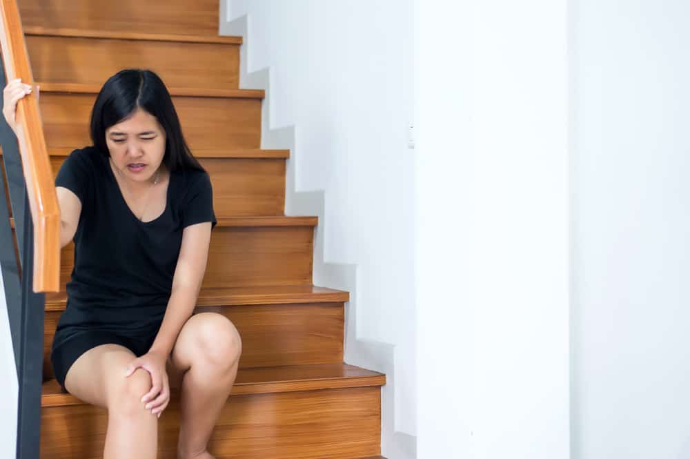 في كثير من الأحيان ألم الركبة عند صعود وهبوط السلالم؟ فيما يلي 4 أسباب محتملة