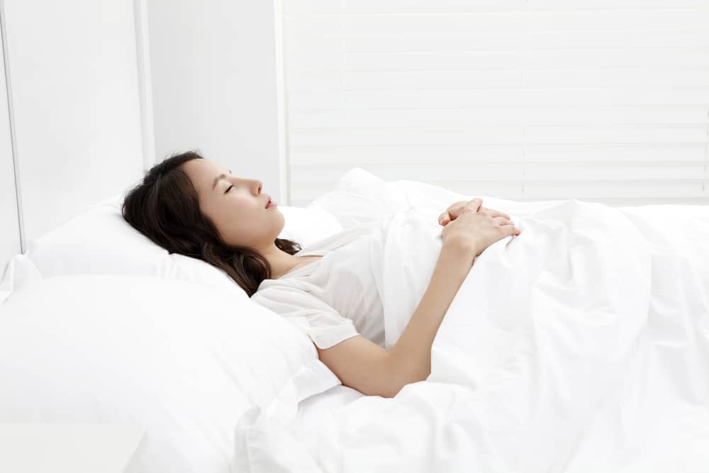 أفضل وضعيات النوم لآلام الظهر (بالإضافة إلى تجنبها)