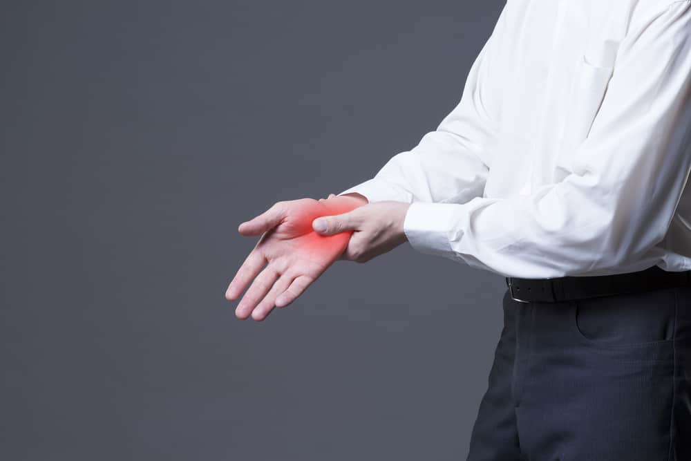手根管症候群による手首の痛みを治療するさまざまな方法