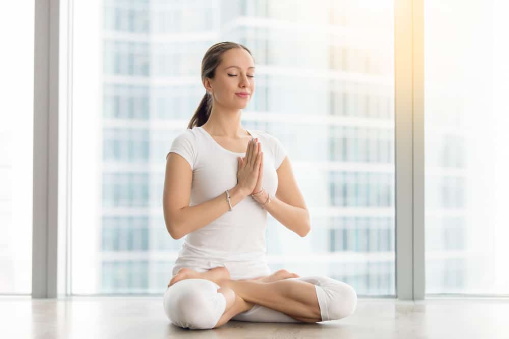 10 Yoga Mudah Bergerak untuk Melegakan Sakit Kepala Yang degil