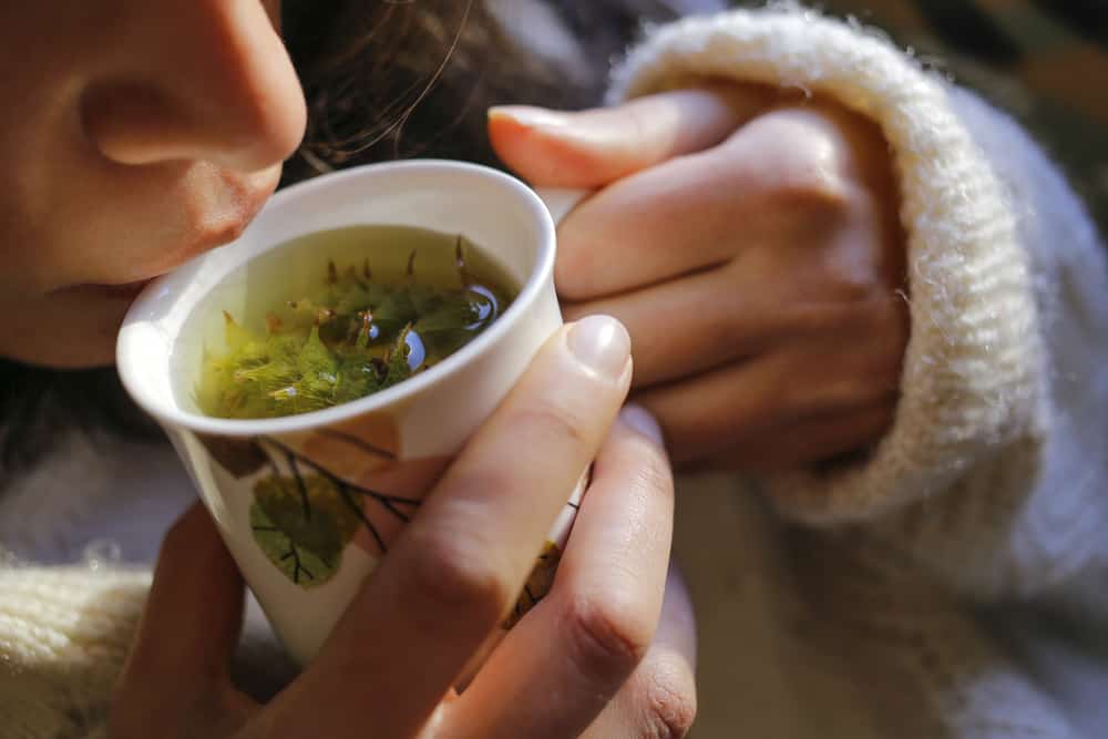 5 أنواع من شاي الأعشاب فعالة في التغلب على الإمساك