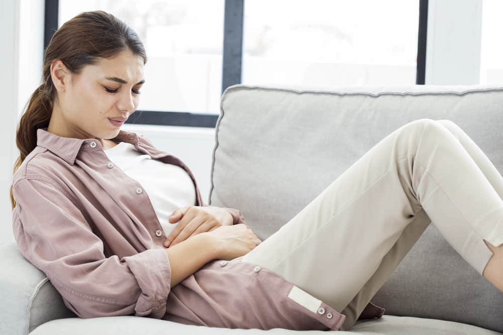 6 สาเหตุของอาการปวดท้องที่มาพร้อมกับ Smelly Leucorrhoea