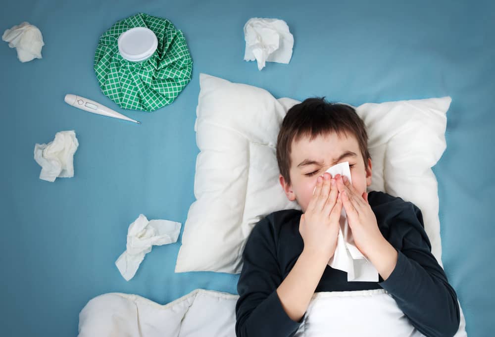 9 cose che inconsapevolmente peggiorano i sintomi del raffreddore e della febbre