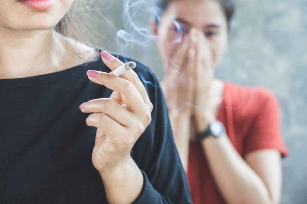 Adakah benar bahawa wanita yang menjadi perokok pasif berisiko hamil?