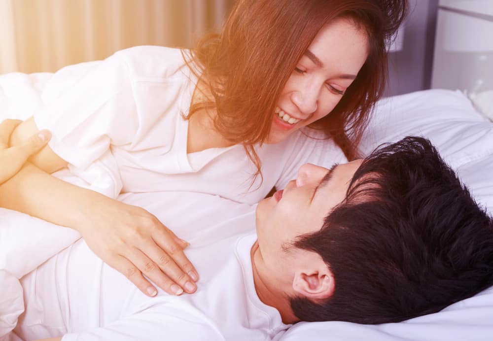 より情熱的なセックスのために男性の乳首を刺激するためのヒント