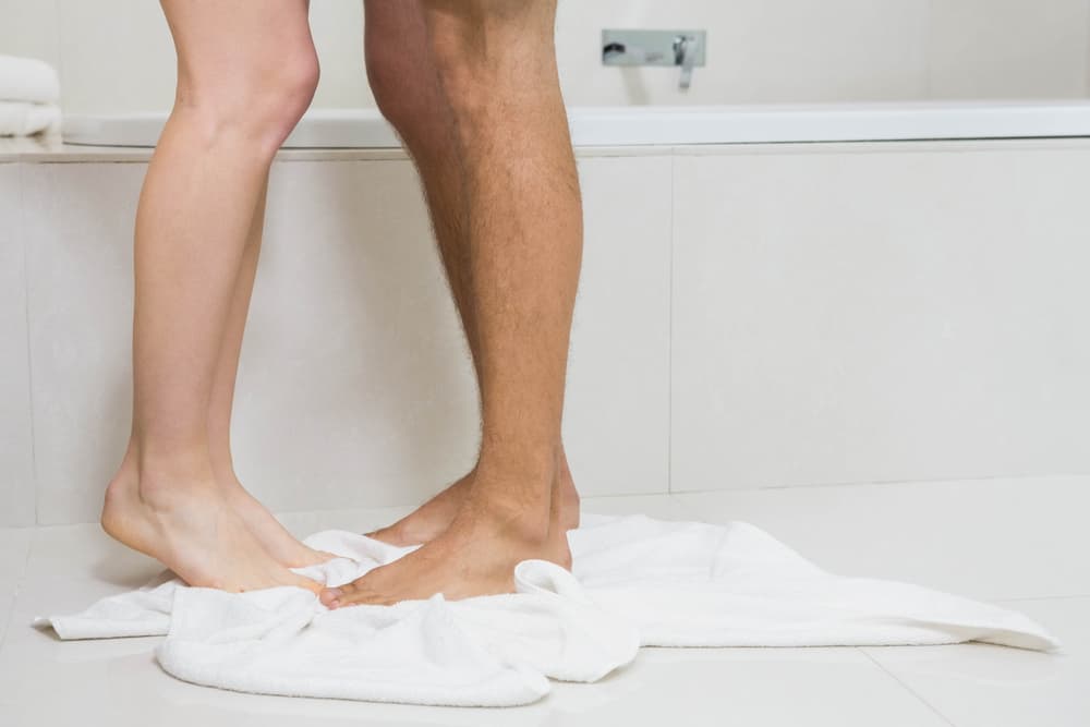 5 consigli per divertirsi facendo l'amore sotto la doccia del bagno
